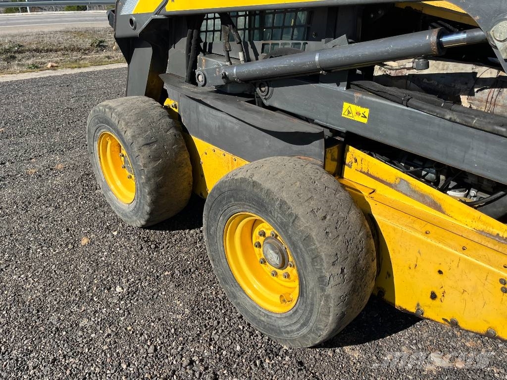 New Holland LS 185 B لوادر انزلاقية التوجيه