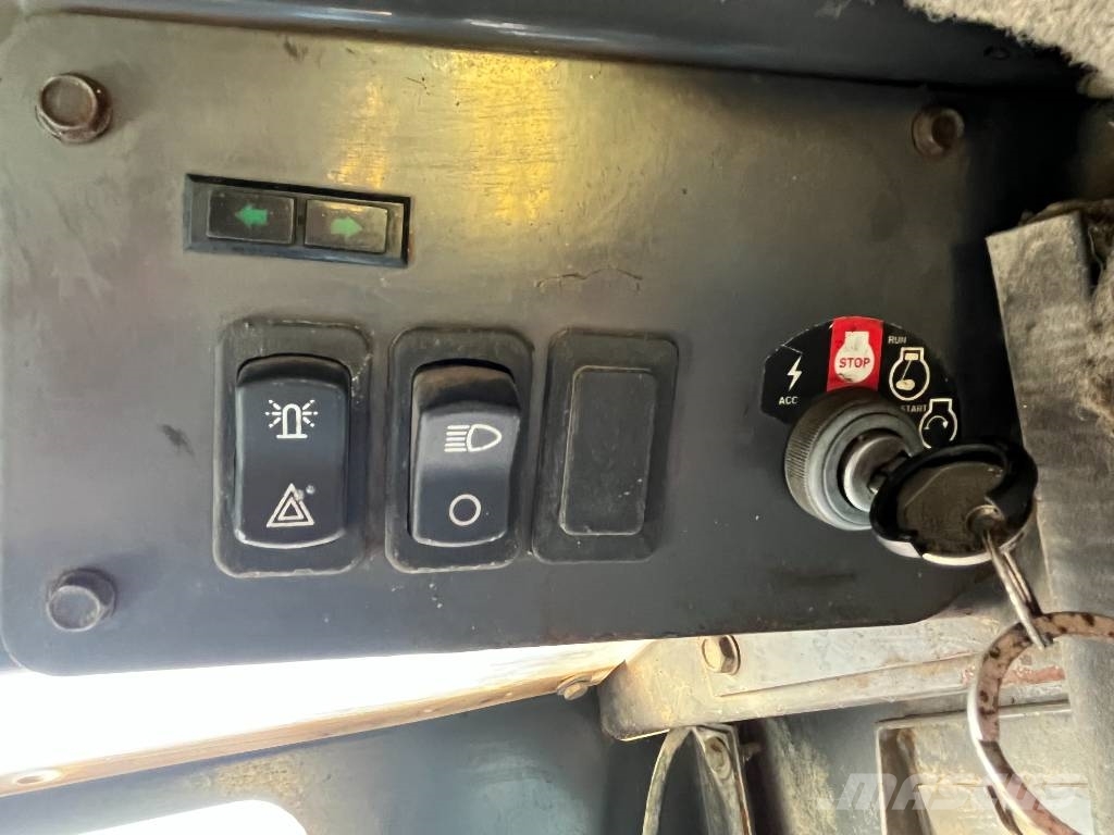New Holland LS 185 B لوادر انزلاقية التوجيه