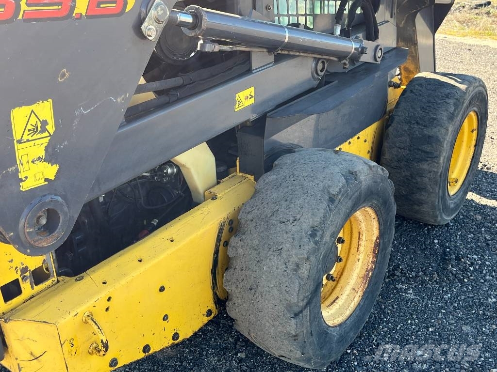 New Holland LS 185 B لوادر انزلاقية التوجيه