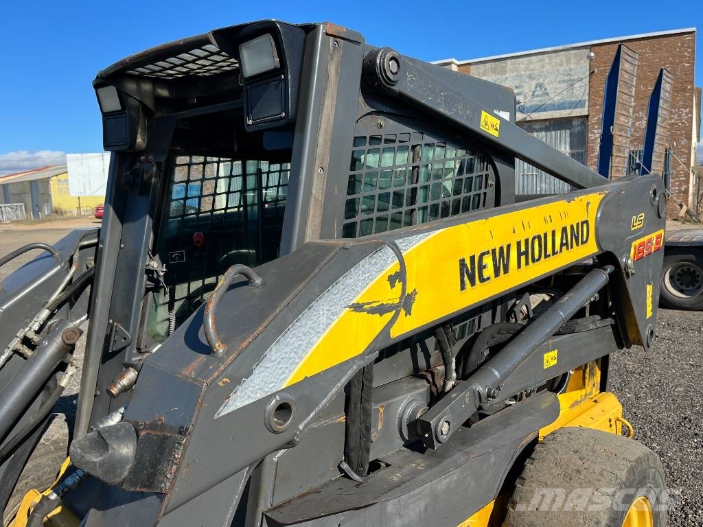 New Holland LS 185 B لوادر انزلاقية التوجيه
