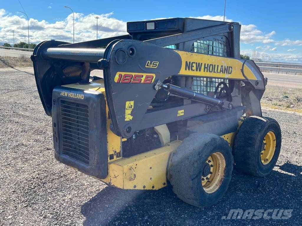 New Holland LS 185 B لوادر انزلاقية التوجيه