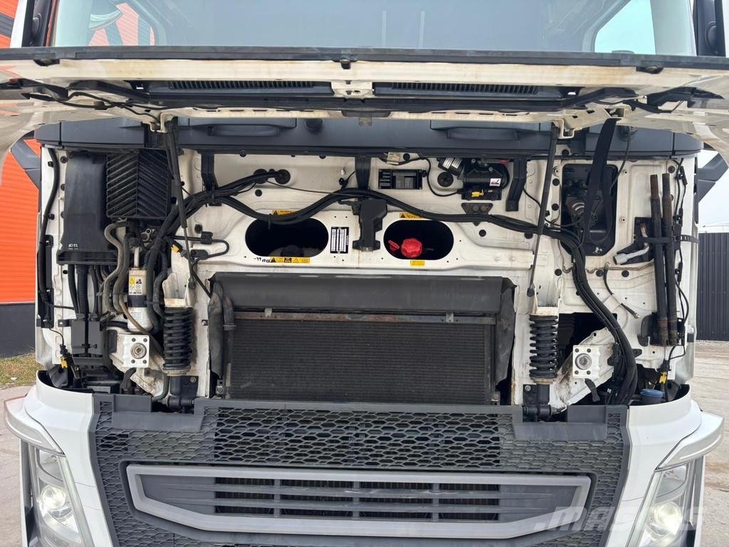 Volvo FH 540 8x4/4 FOR SALE AS CHASSIS / GLOBE XL Camiones con chasís y cabina