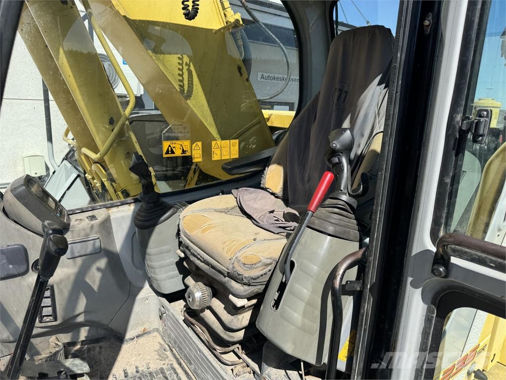 New Holland E235SRLC حفارات زحافة