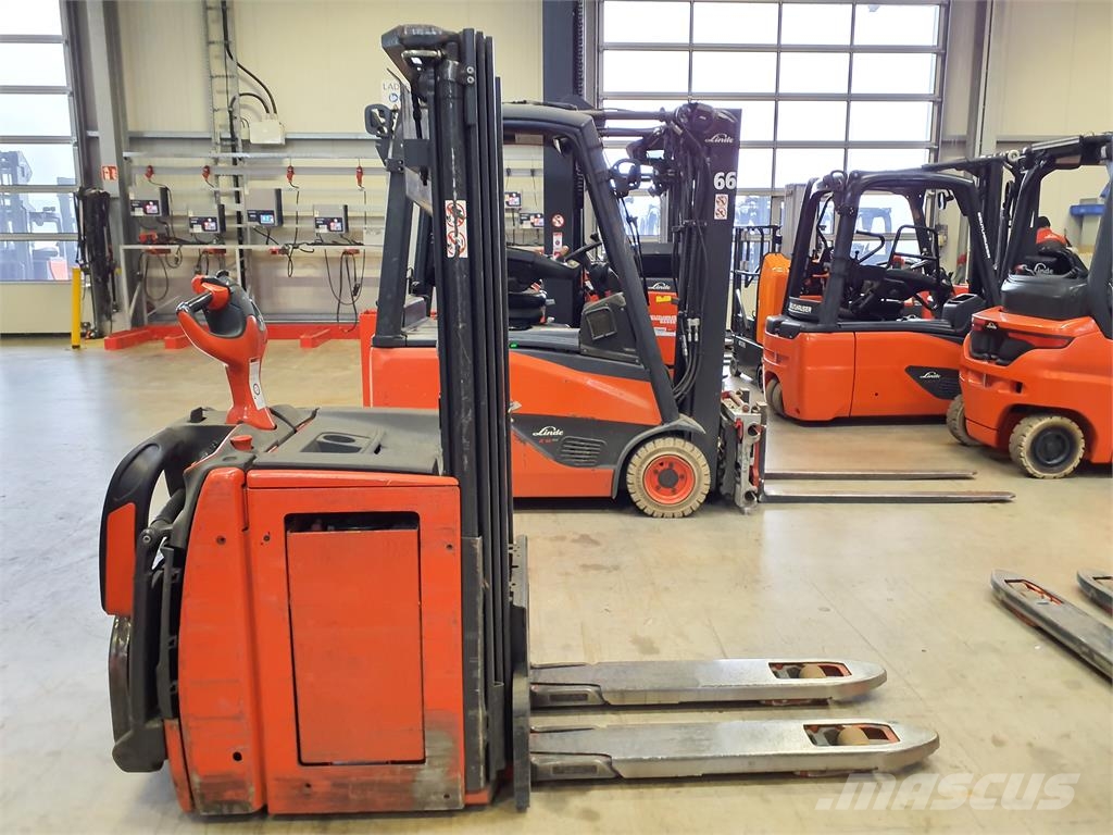 Linde D12AP Ajettavat pinoamisvaunut