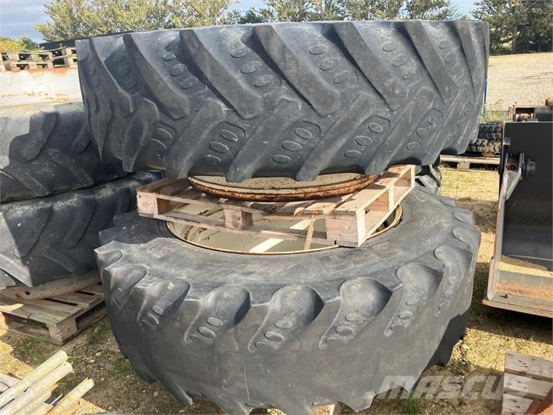 - - - TV.HJUL 580/85R42 Renkaat ja vanteet
