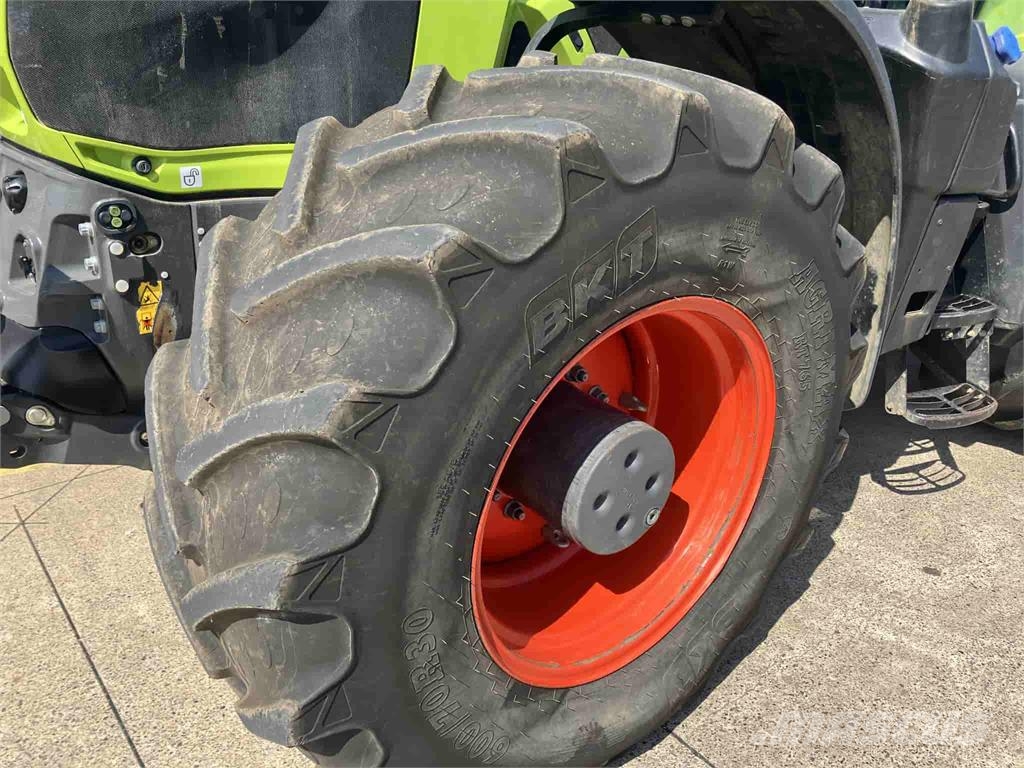 CLAAS Axion 870 Tractors