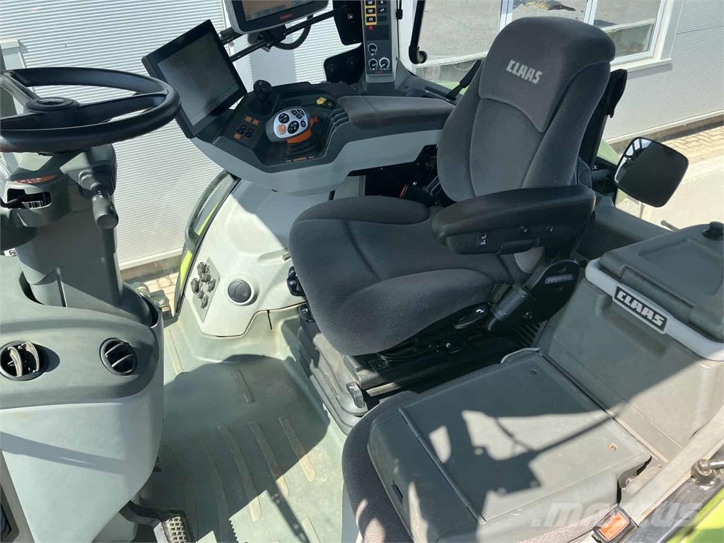 CLAAS Axion 870 Tractors