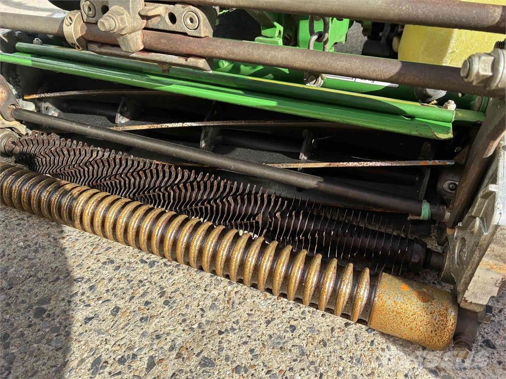 John Deere 2750E Hybrid Tosaerba a spinta