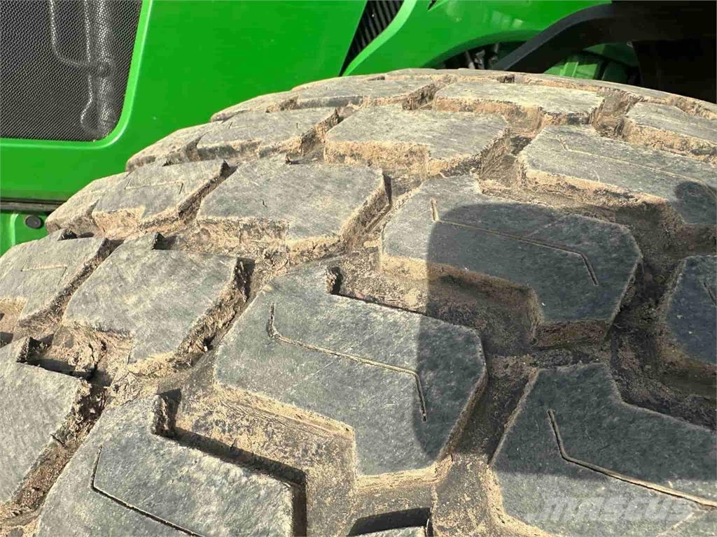John Deere 5100M الجرارات