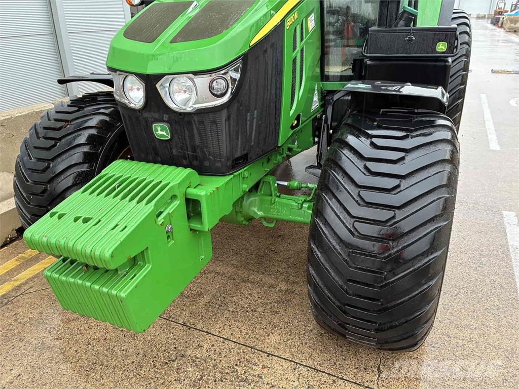 John Deere 6100M الجرارات