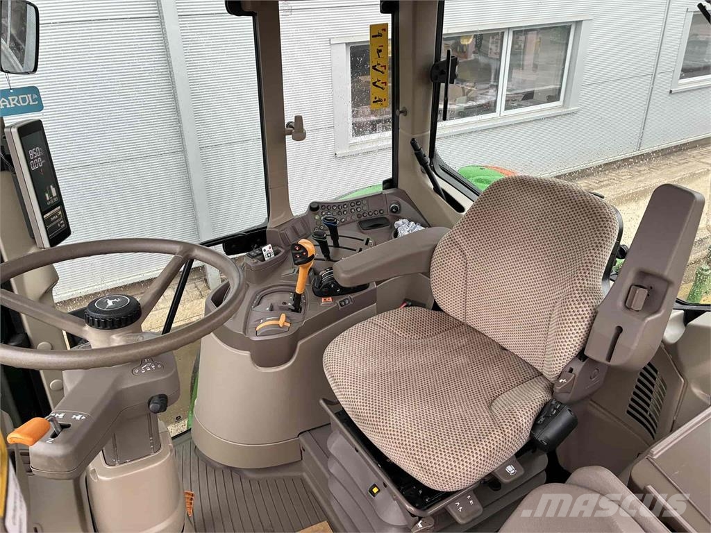 John Deere 6100M الجرارات
