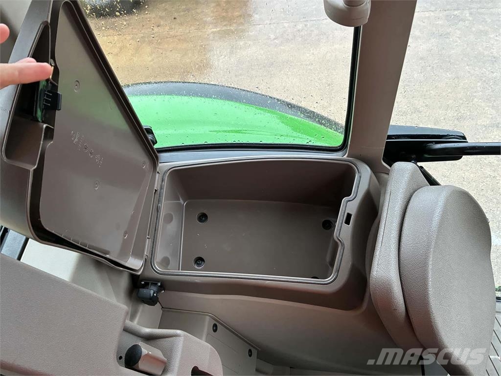 John Deere 6100M الجرارات
