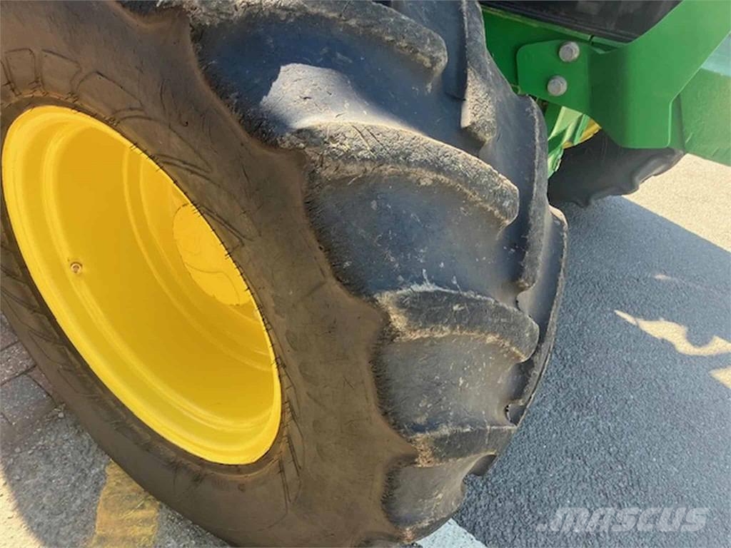 John Deere 6120M الجرارات