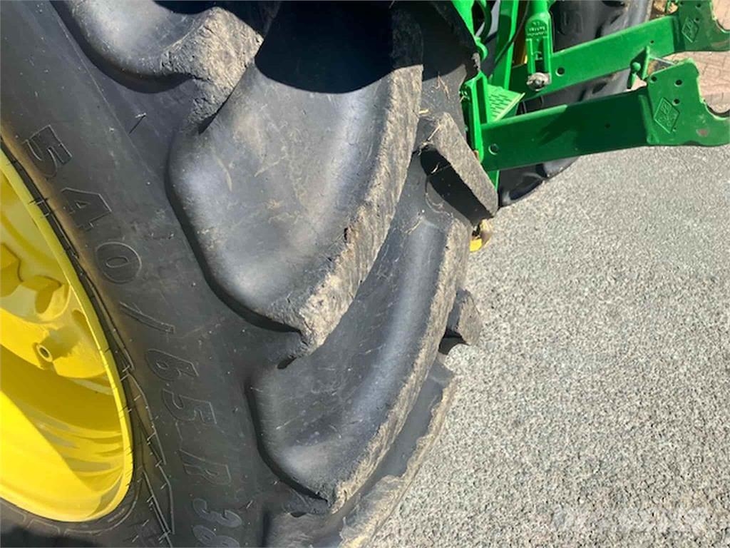 John Deere 6120M الجرارات