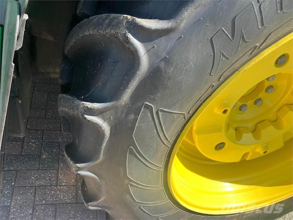 John Deere 6120M الجرارات