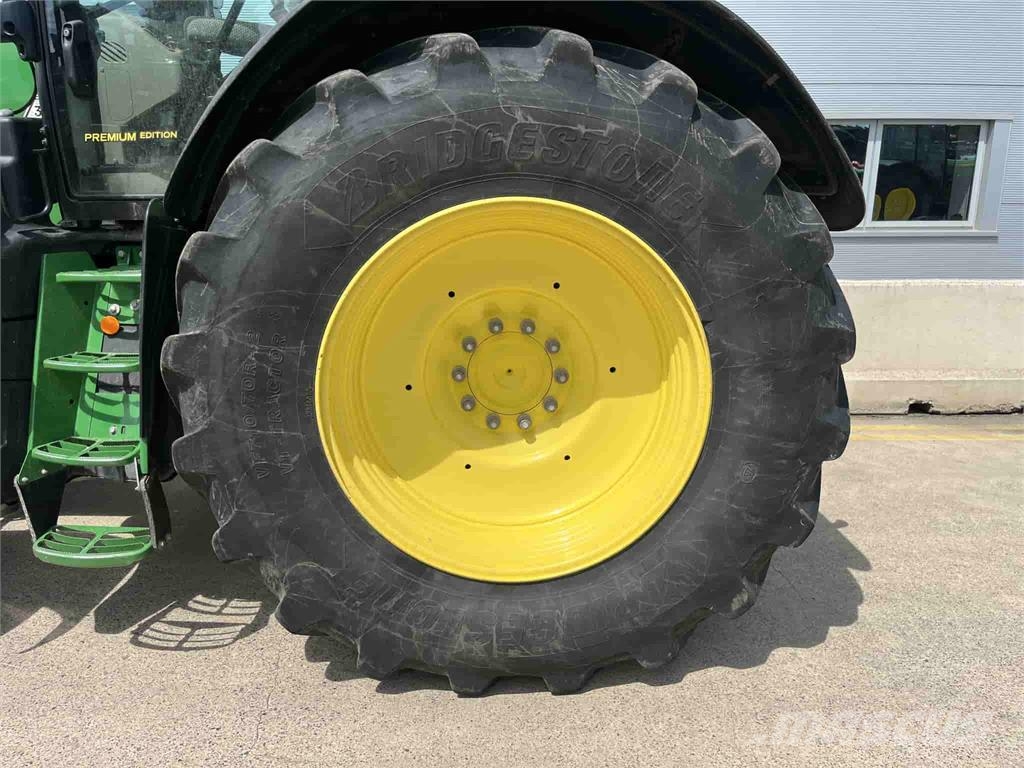John Deere 6215R Traktori