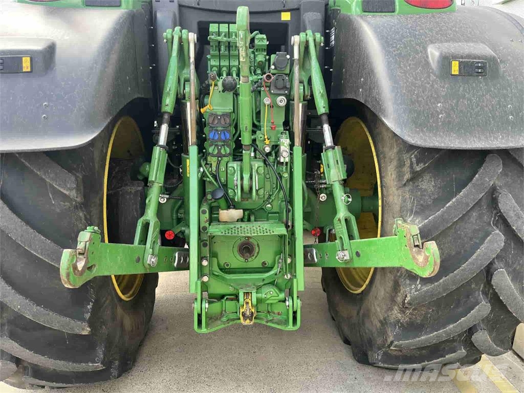 John Deere 6215R Traktori