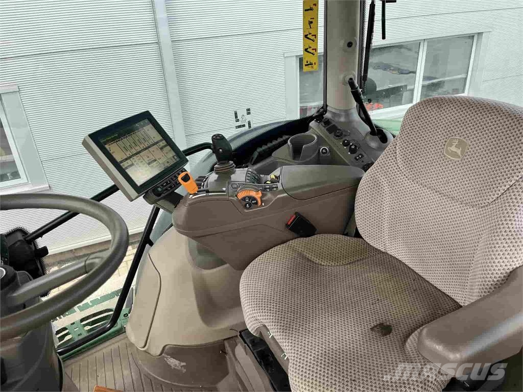 John Deere 6215R Traktori