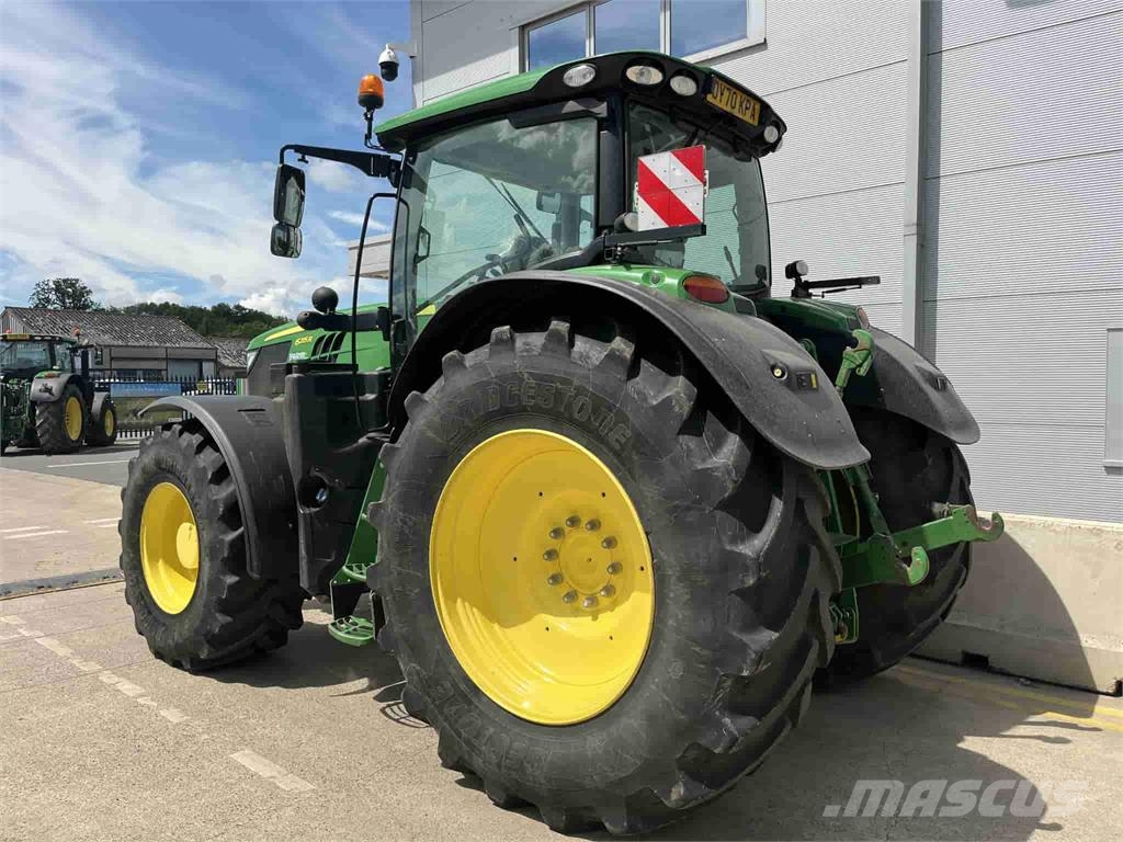 John Deere 6215R Traktori