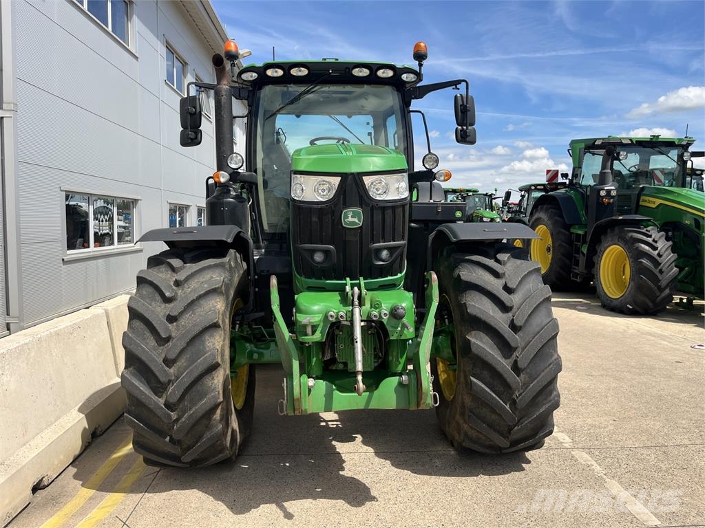 John Deere 6215R Traktori