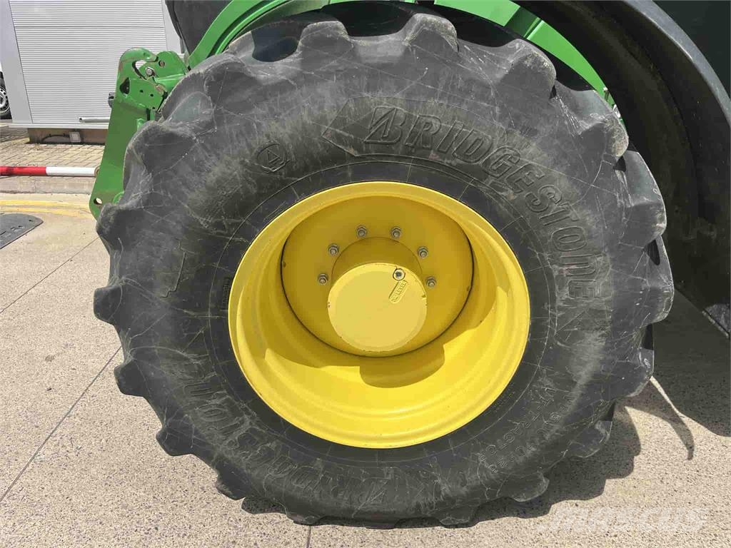 John Deere 6215R Traktori