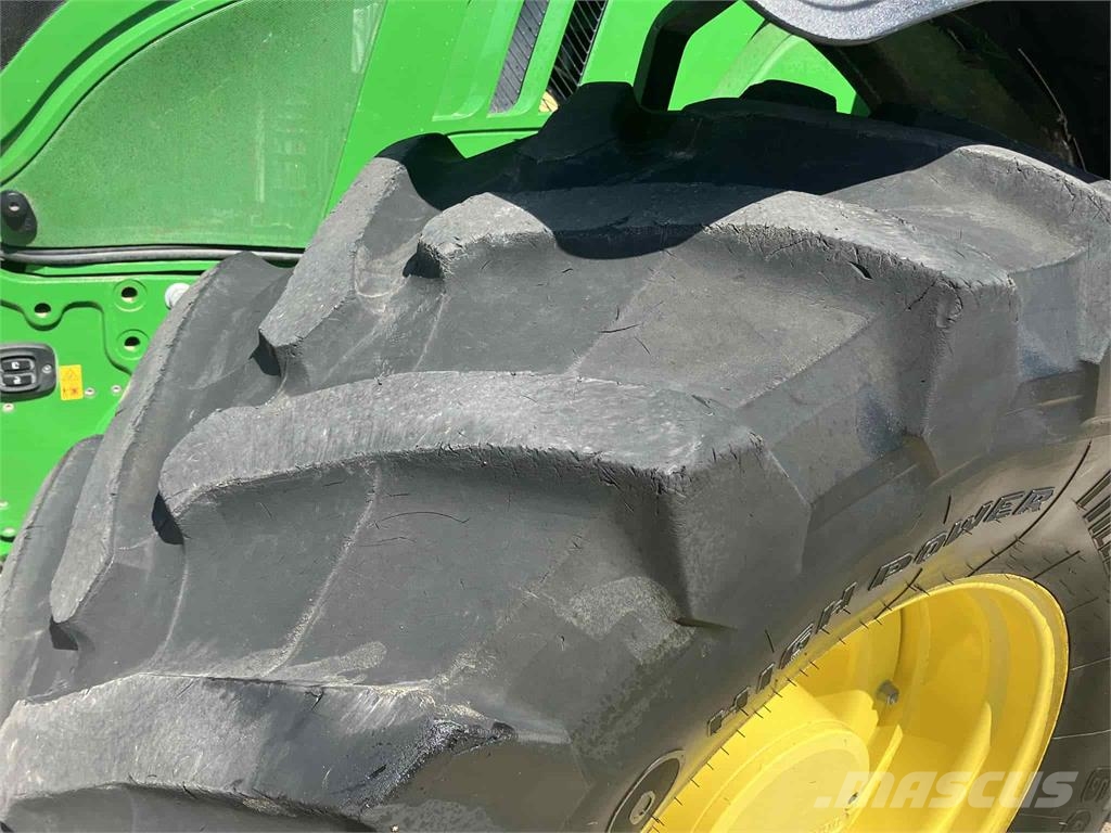 John Deere 6215R Traktori