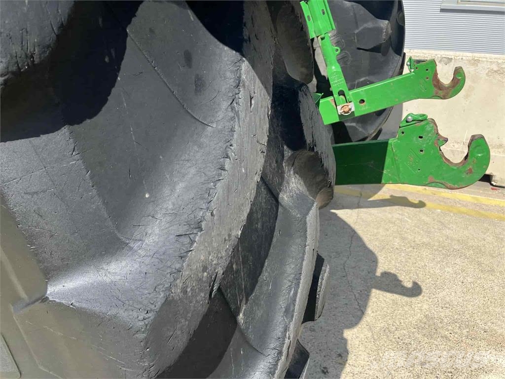 John Deere 6215R Traktori