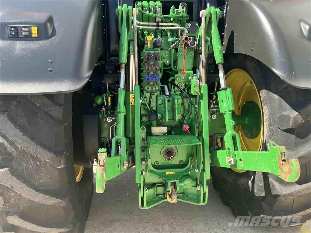 John Deere 6215R Traktori