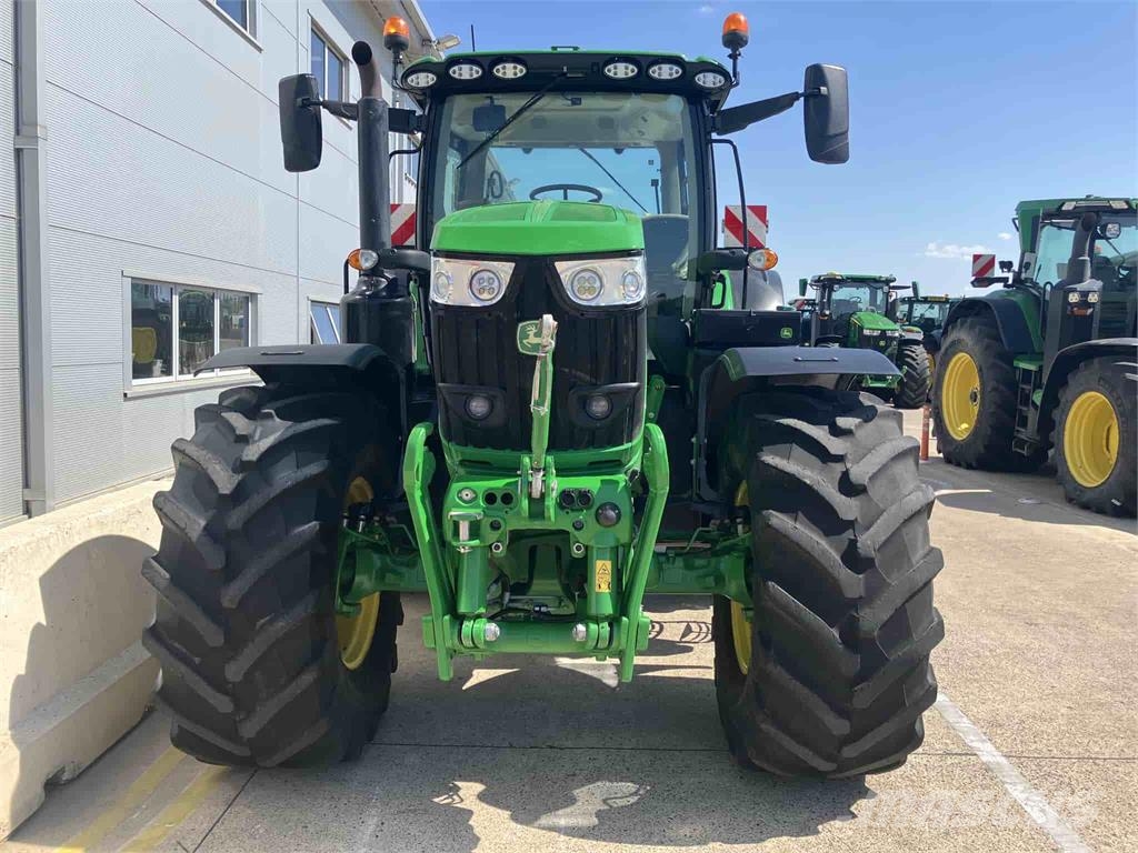 John Deere 6215R Traktori