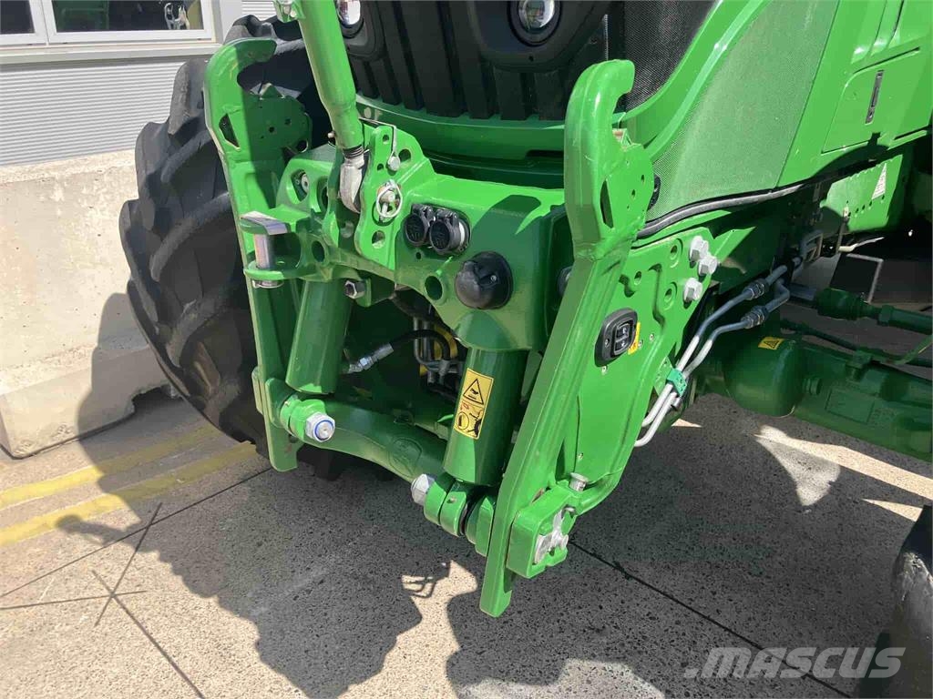 John Deere 6215R Traktori