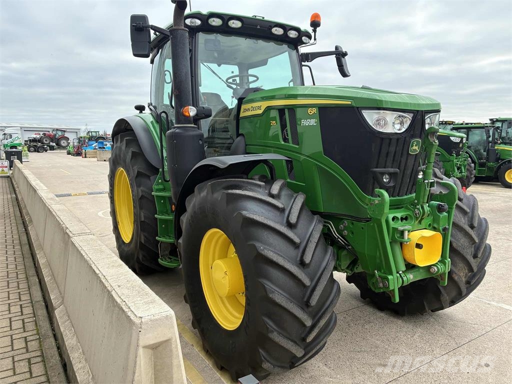 John Deere 6R 215 الجرارات