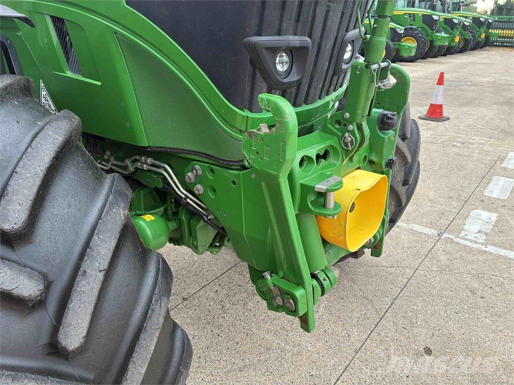 John Deere 6R 215 الجرارات