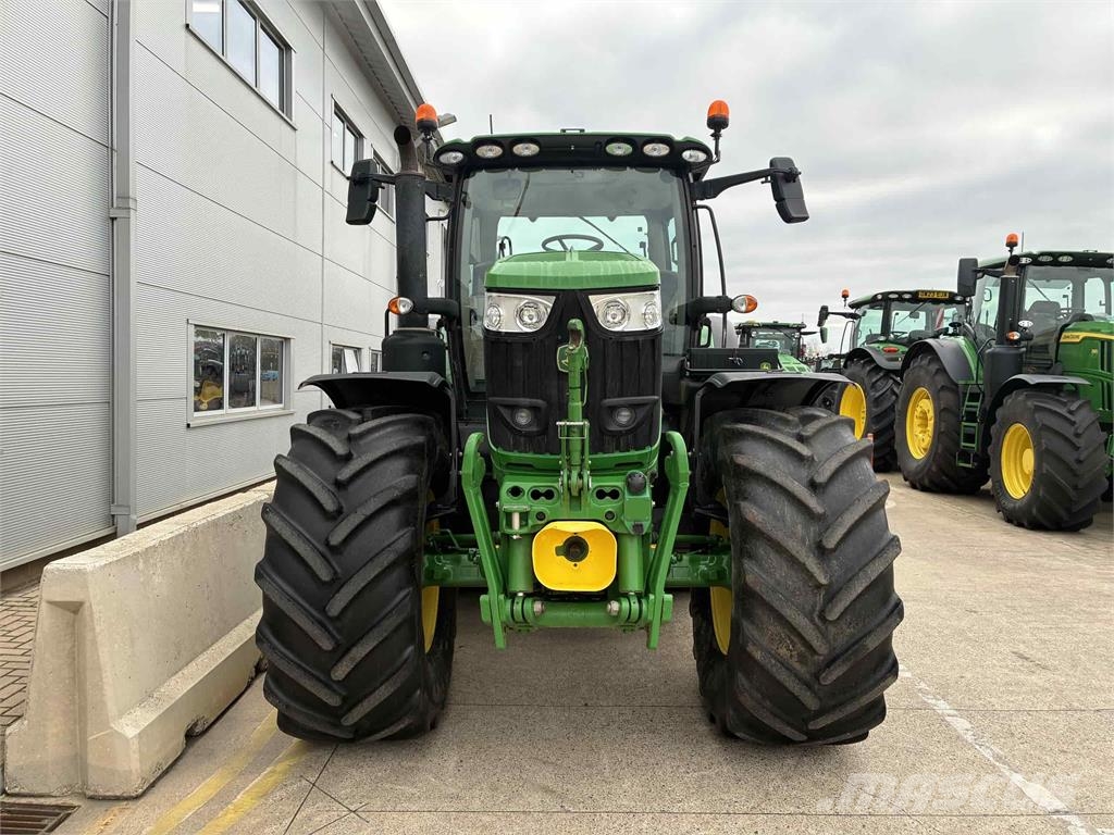 John Deere 6R 215 الجرارات