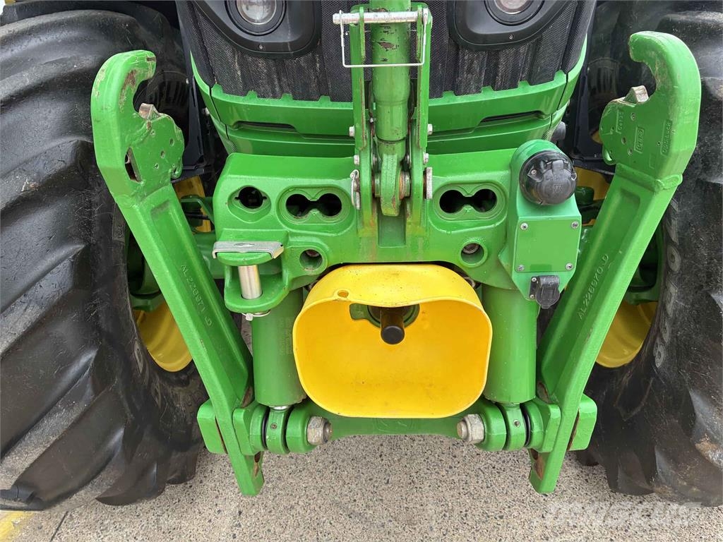John Deere 6R 215 الجرارات