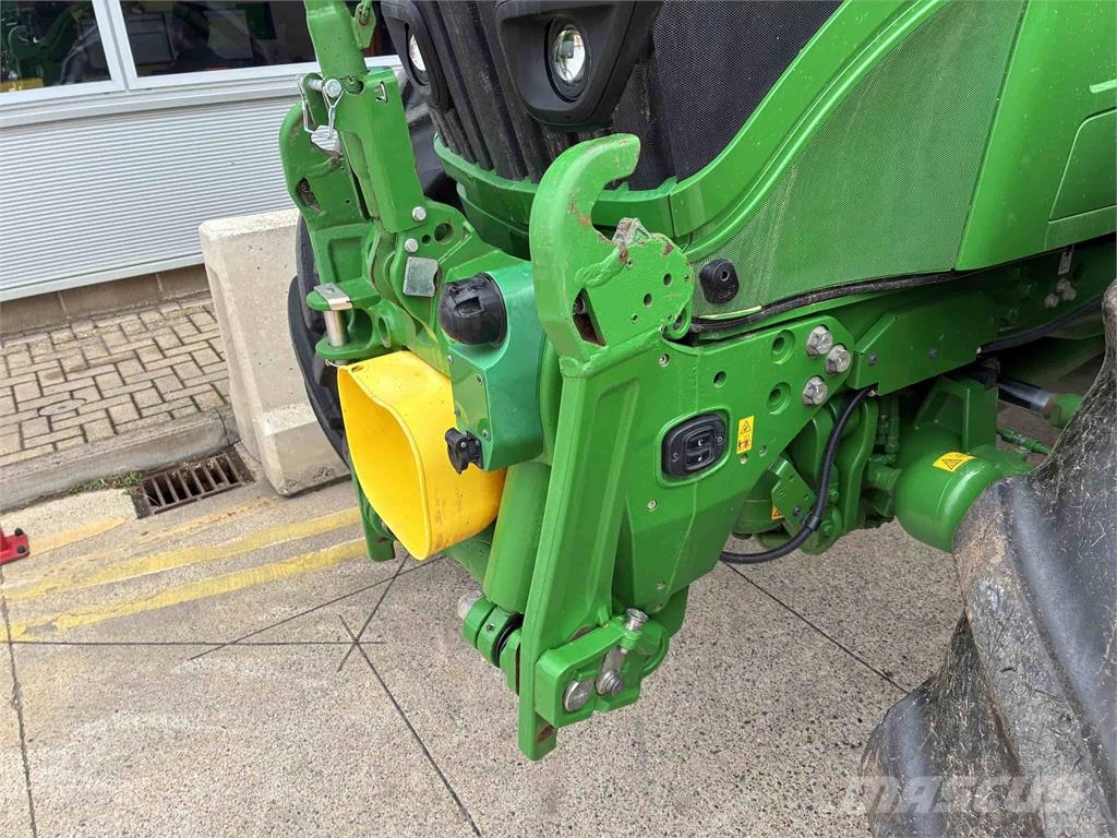 John Deere 6R 215 الجرارات