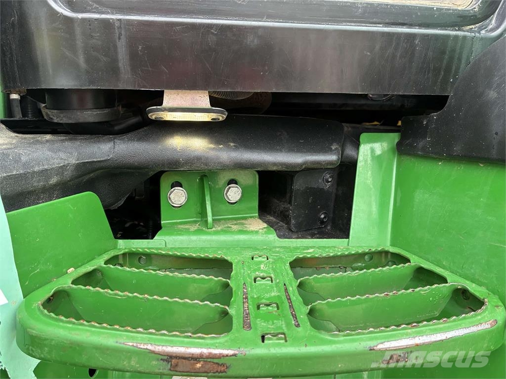 John Deere 6R 215 الجرارات