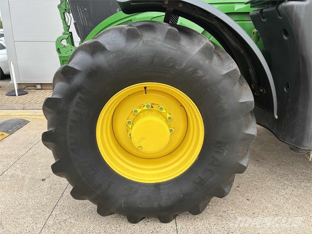 John Deere 6R 215 الجرارات