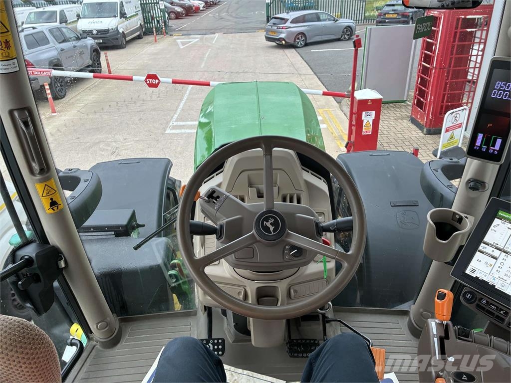 John Deere 6R 215 الجرارات