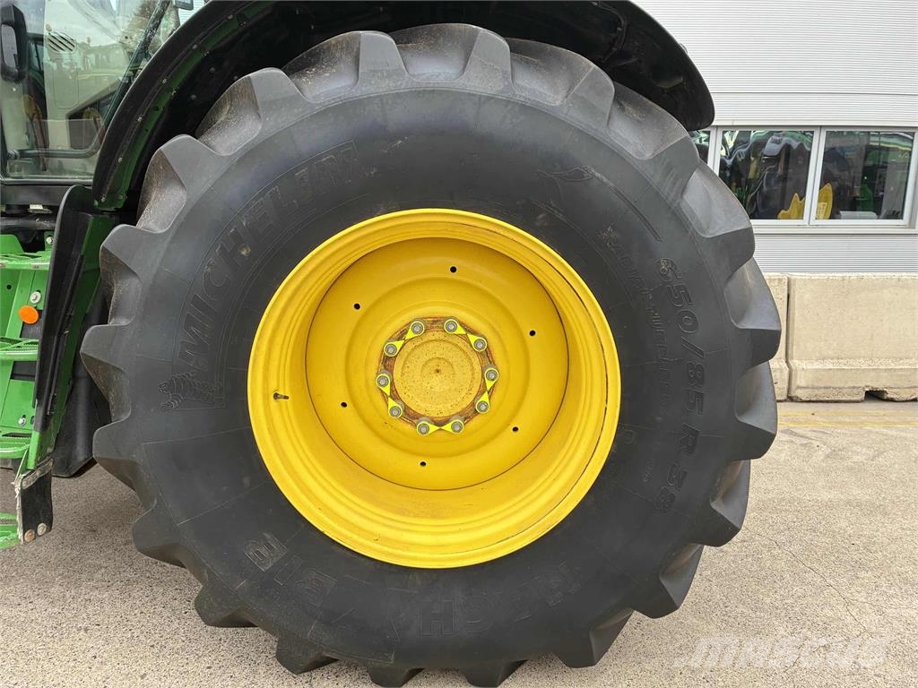 John Deere 6R 215 الجرارات