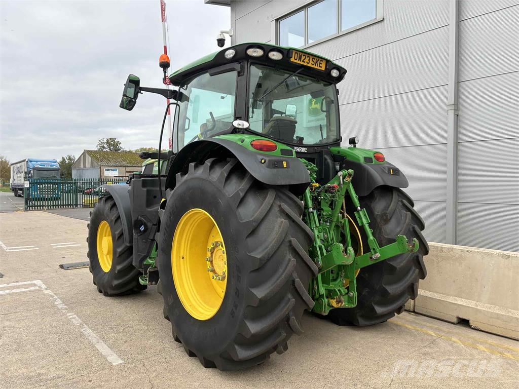 John Deere 6R 215 الجرارات