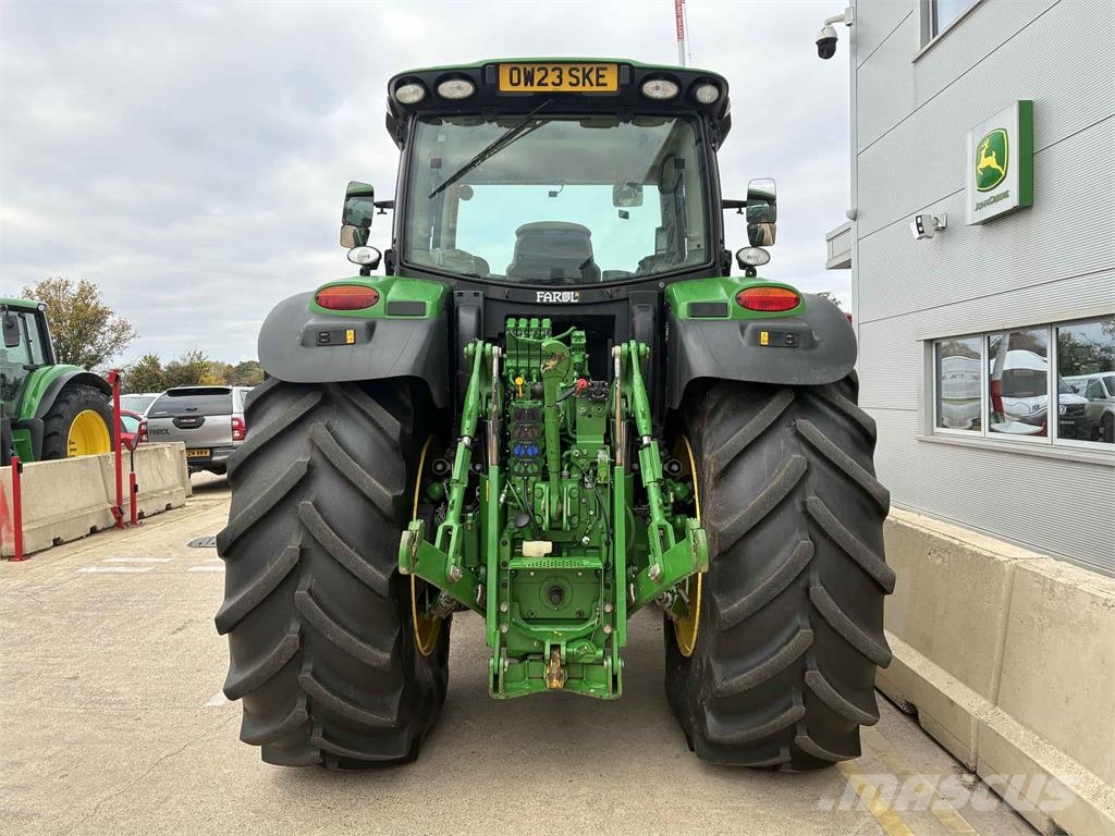 John Deere 6R 215 الجرارات