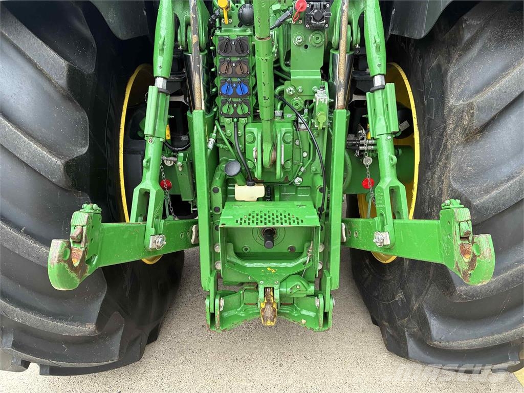 John Deere 6R 215 الجرارات