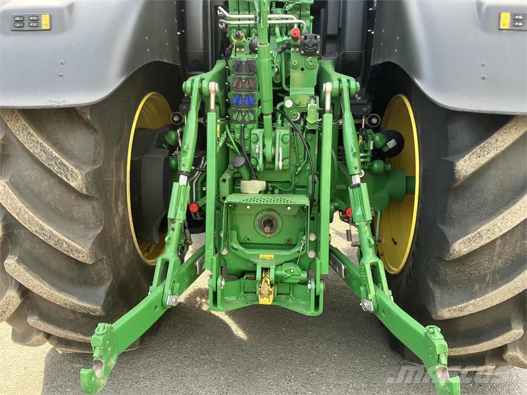John Deere 6R 215 الجرارات