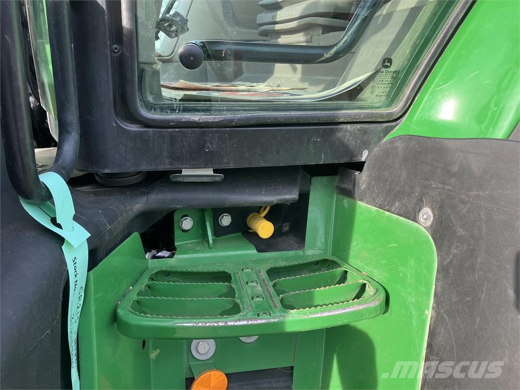 John Deere 6R 215 الجرارات