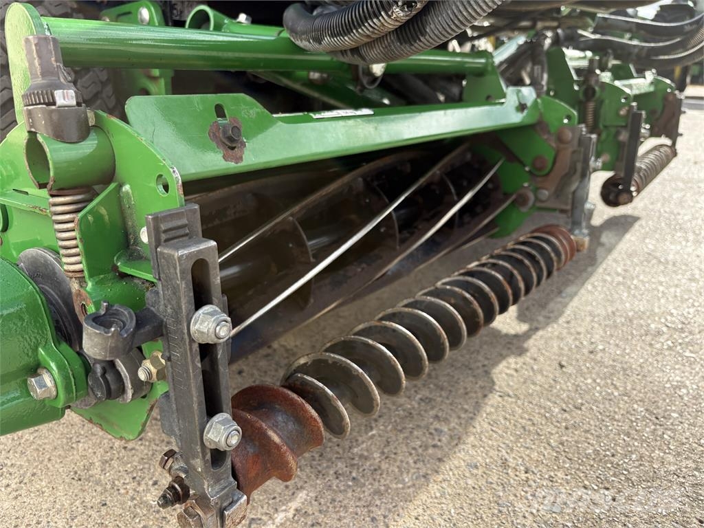 John Deere 7200A Corta-Relvas walk-behind