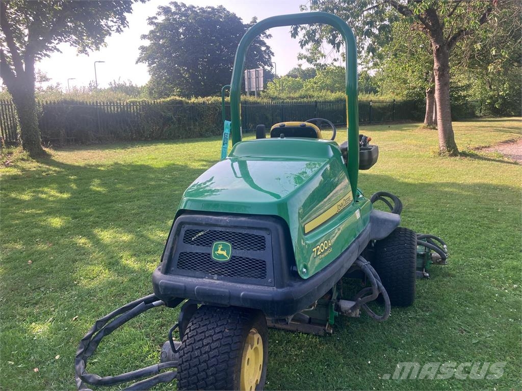 John Deere 7200A Perässäkäveltävät leikkurit
