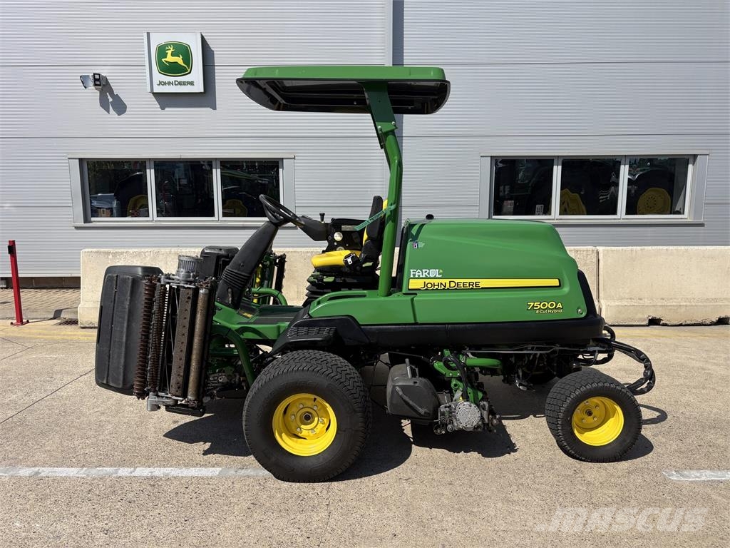 John Deere 7500A جز العشب خلف الكهف