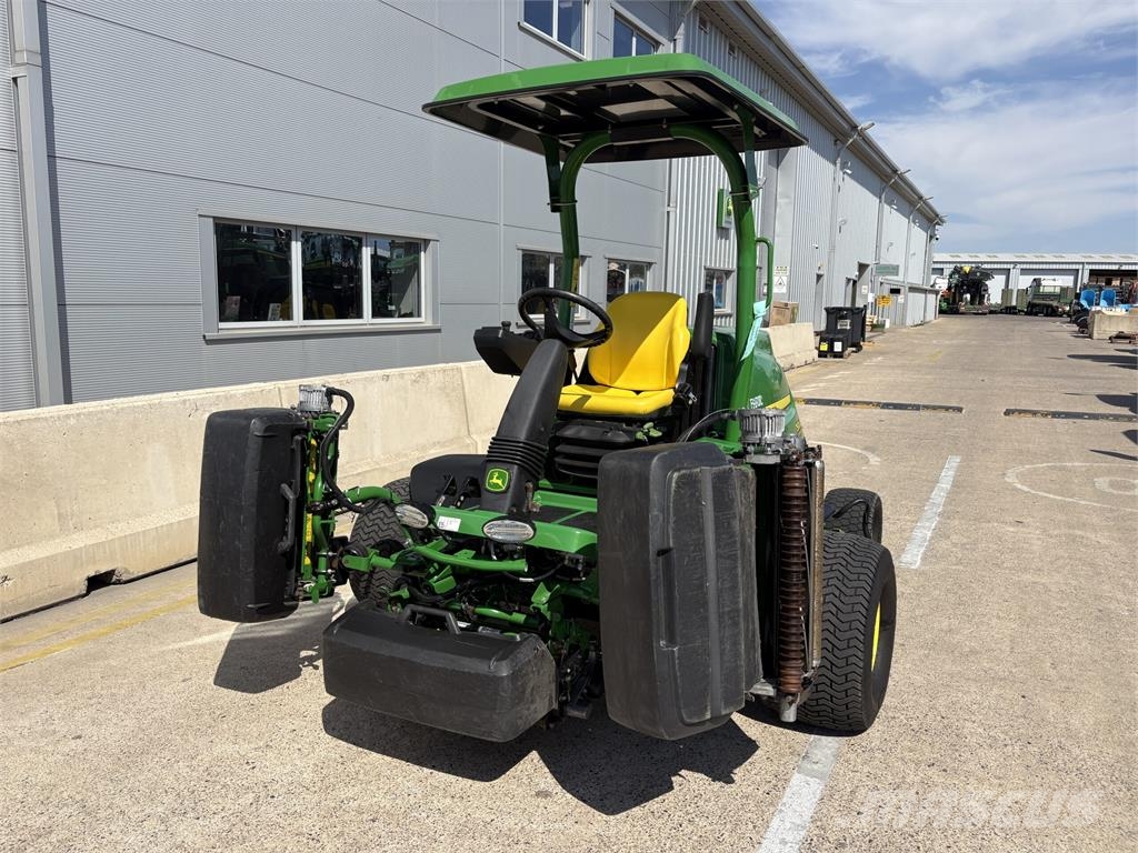 John Deere 7500A جز العشب خلف الكهف