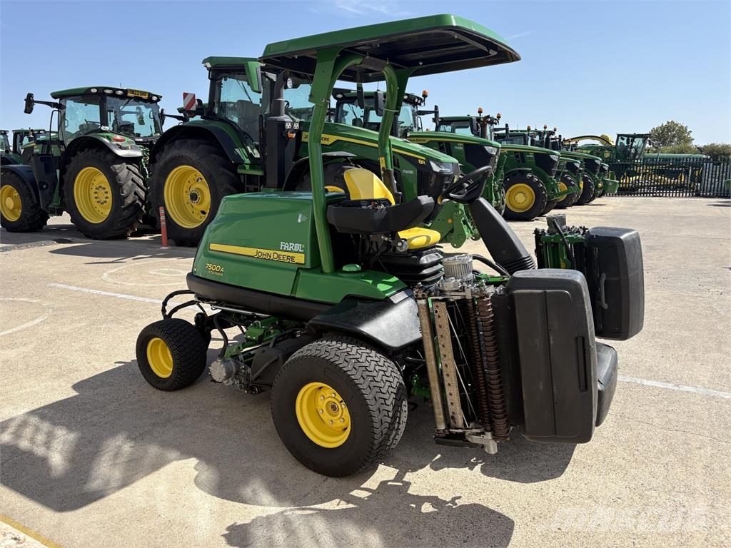 John Deere 7500A جز العشب خلف الكهف