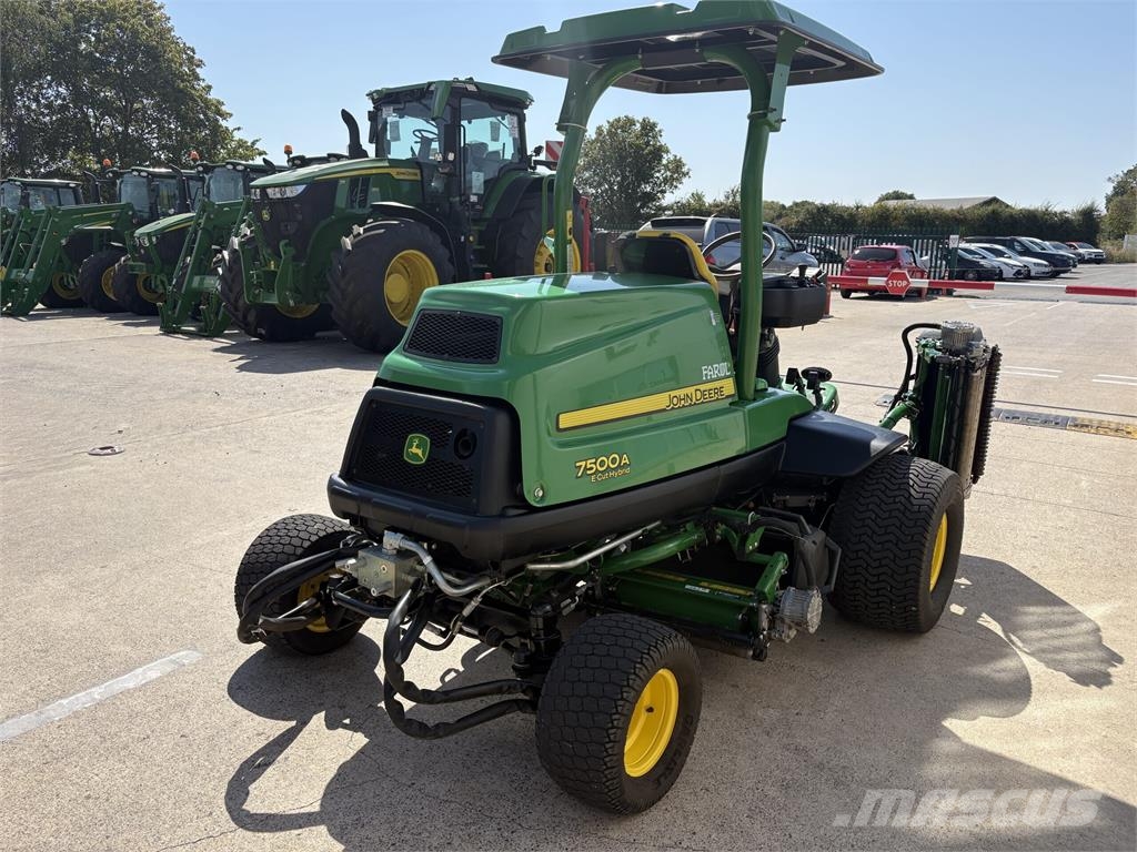 John Deere 7500A جز العشب خلف الكهف